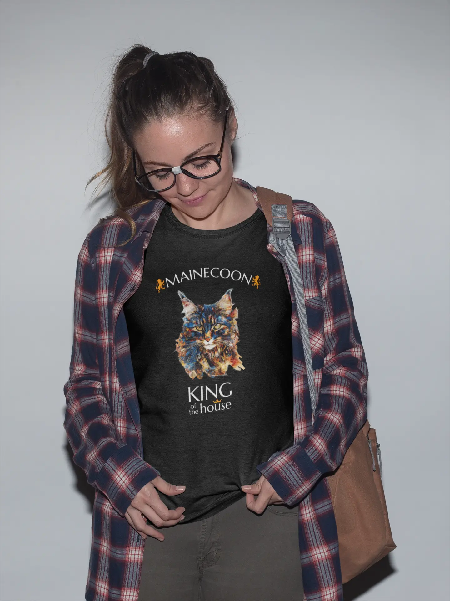 Model wearing the 'King of the House – The Maine Coon Edition' T-shirt with a regal abstract Maine Coon cat design, capturing the calm authority of the feline king.
